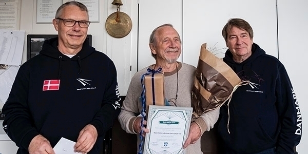 Prisen ”Årets ildsjæl” gik til Jørgen Würtz fra Vallensbæk Kano og Kajak Club, der her ses med to medlemmer af klubbens bestyrelse, Frank Simonsen (tv.) og Jens Bak (th.)